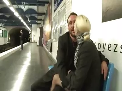 Vitun kaksi pillun hieronta naista