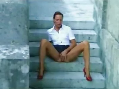 Kaunis punaisessa alusvaatteessa porno seksy